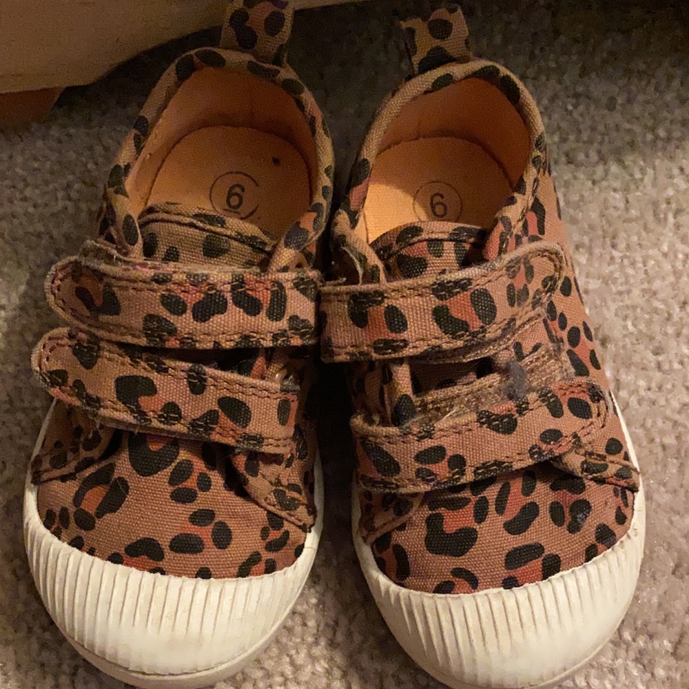 Size 6 toddler girl cheetah shoes cat & jack